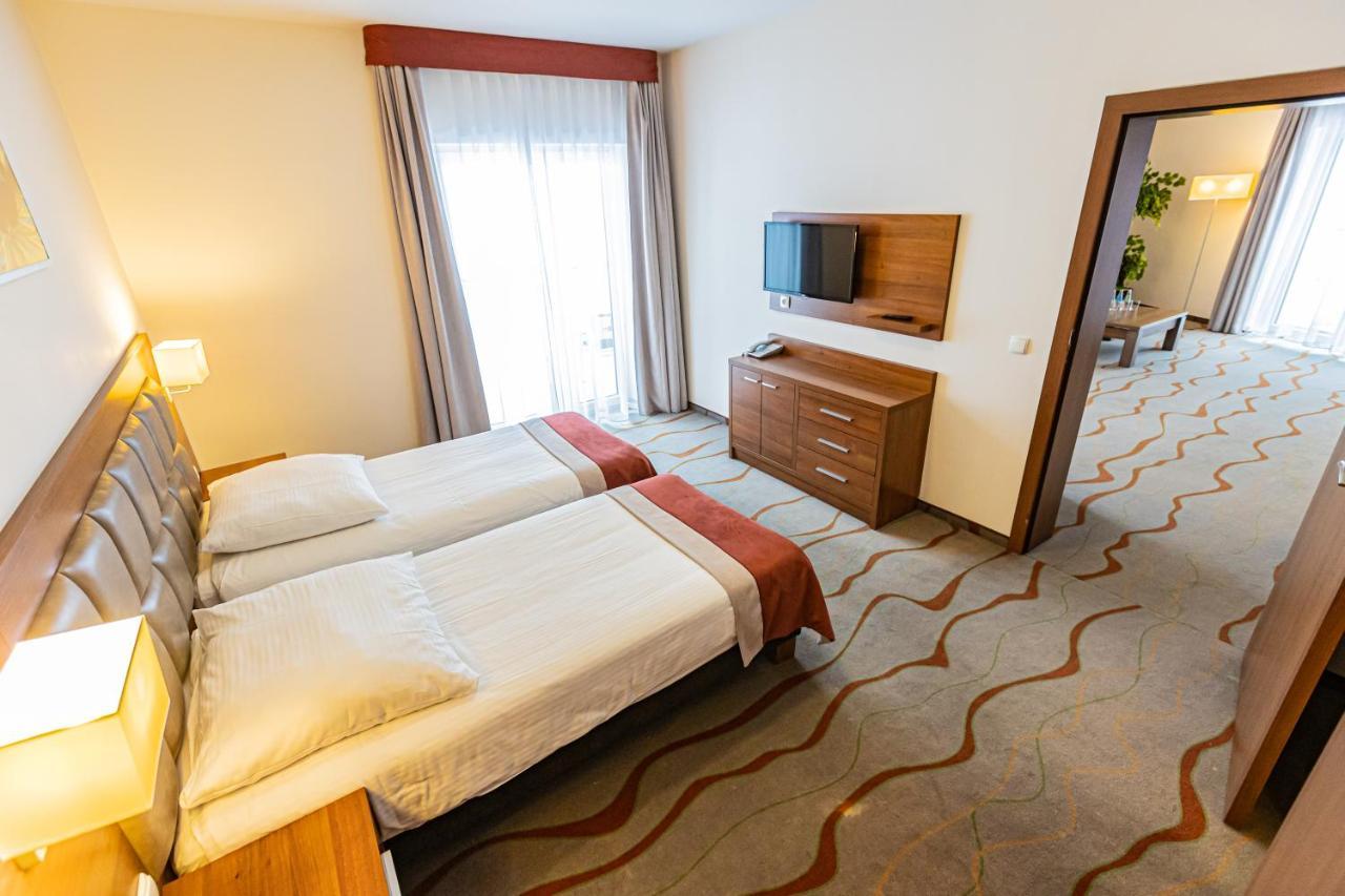 Hotel Olivia Medical Spa Skomielna Czarna エクステリア 写真
