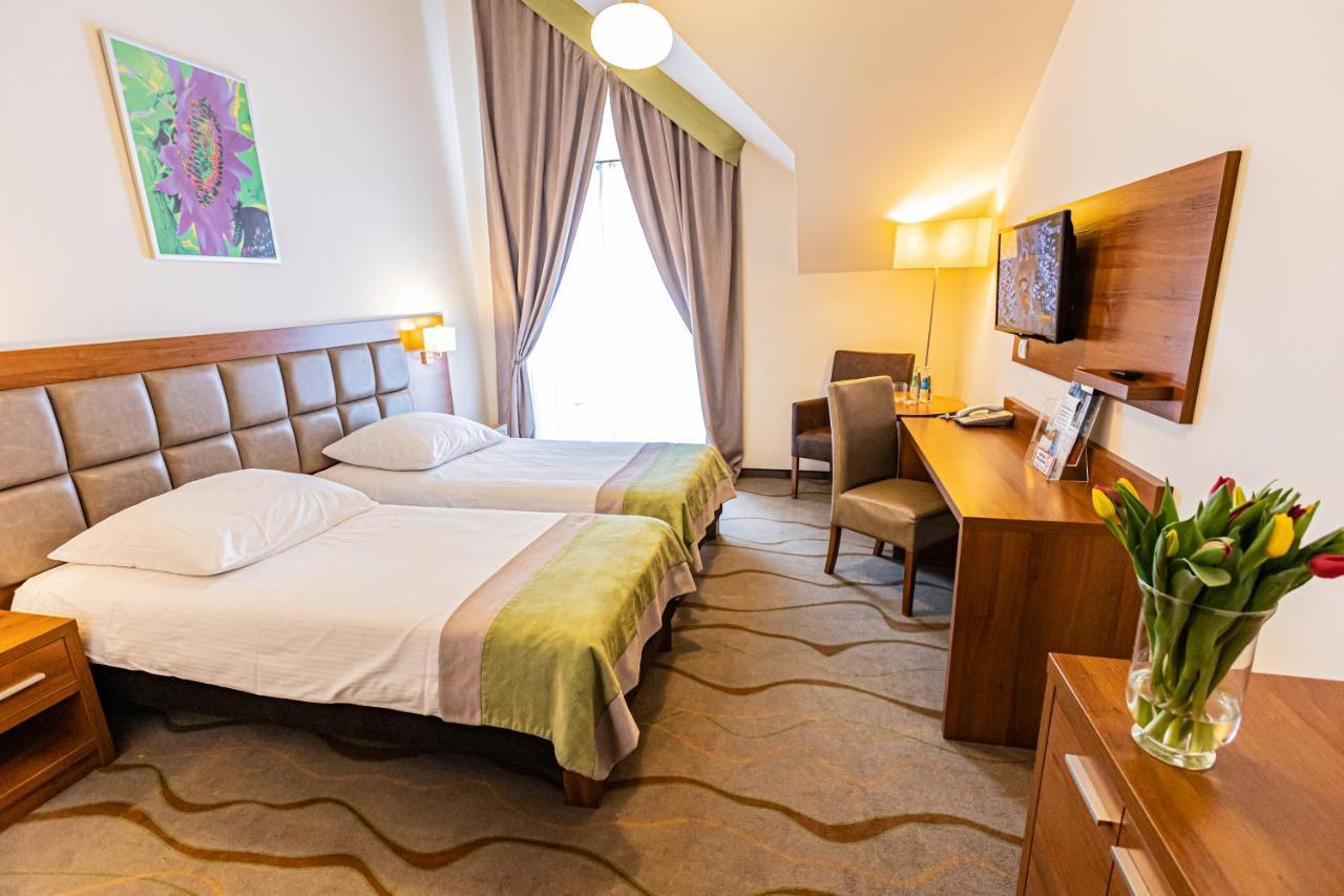 Hotel Olivia Medical Spa Skomielna Czarna エクステリア 写真
