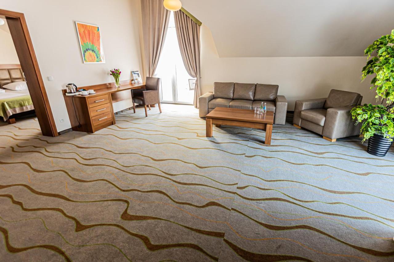 Hotel Olivia Medical Spa Skomielna Czarna エクステリア 写真